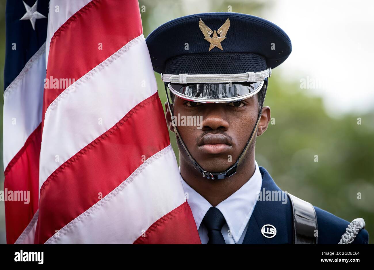 Senior Airman Rafael Edwin, 2. Flugtest-Geschwader, steht bereit, die Farben während der Abschlussfeier der Eglin Air Force Base Honor Guard Course, am 6. Dezember 2019, auf der Eglin AFB, Florida, einzubringen. Die Abschlussveranstaltung umfasst Fahnendetails, Gewehr-Volley, Pall-Träger und Bugler für Freunde, Kommandanten von Familien und Einheiten. (USA Luftwaffe Foto von Samuel King Jr.) Stockfoto