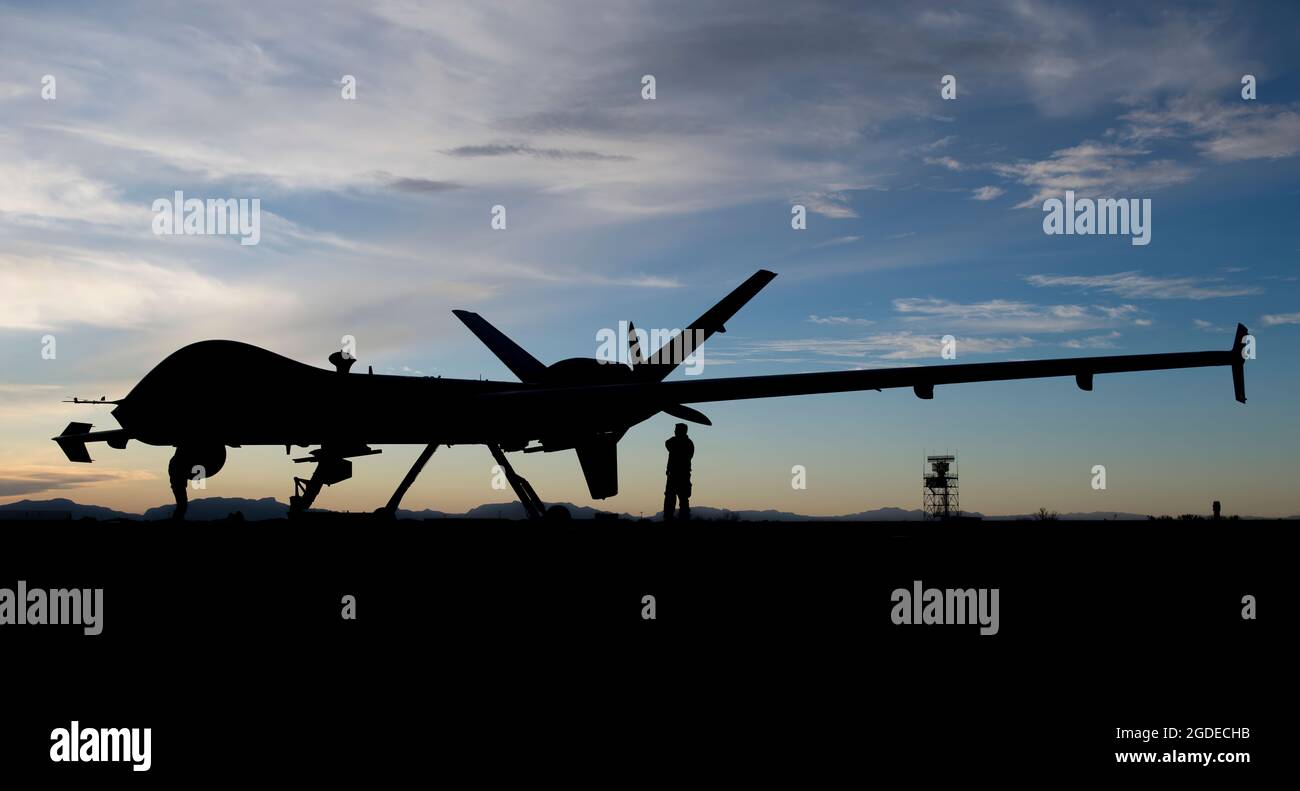 Die Luftwaffe der 29. Flugzeugwartungseinheit überprüft den ersten MQ-9 Reaper, der durch einen Fährflug transportiert wird, am 8. Januar 2020 auf dem Holloman Air Force Base, N.M. Wenn neue MQ-9-Geräte an die Holloman AFB gesendet werden, werden sie in der Regel zum Schiff zerlegt und bei ihrer Ankunft wieder zusammengesetzt. Ein Fährflug ermöglicht es, das Flugzeug an sein Ziel zu fliegen. (USA Luftwaffe Foto von Airman 1st Class Autumn Vogt) Stockfoto