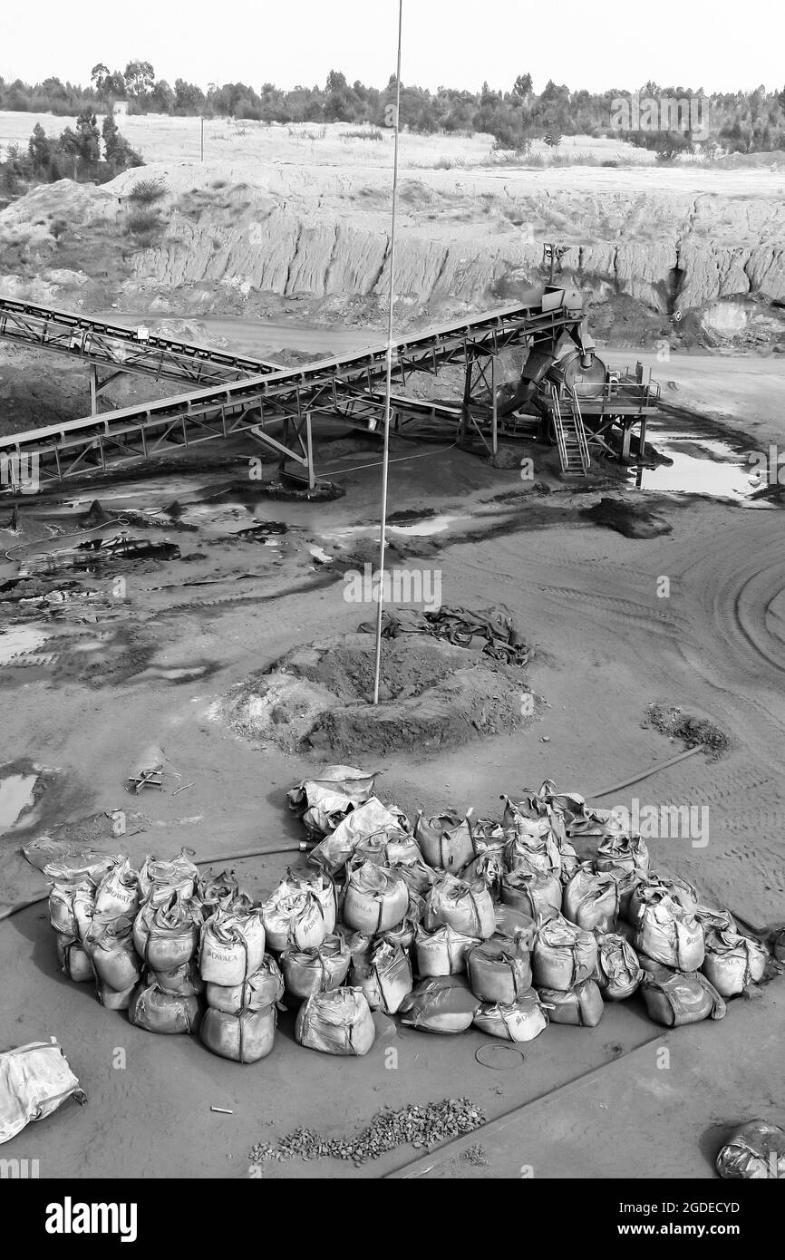 JOHANNESBURG, SÜDAFRIKA - 06. Januar 2021: Graustufen in der Anlage in einer Kohlebergbau- und Verarbeitungsanlage in Johannesburg, Südafrika Stockfoto