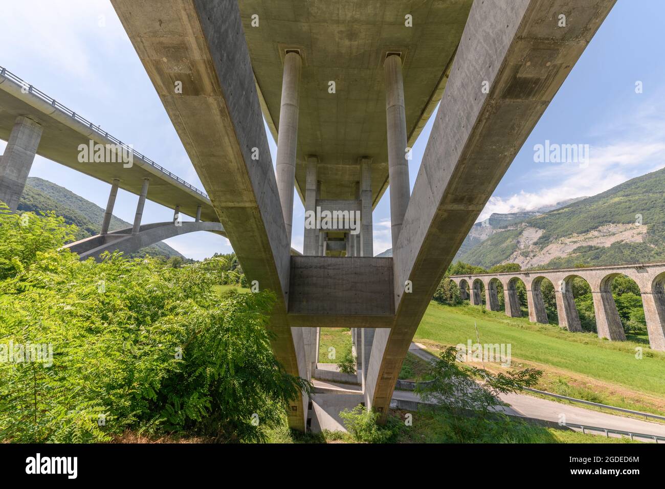 Eisenbahnviadukt Crozet und Autobahnviadukt Crozet in Isère. Frankreich. Autobahn A51. Stadt Vif. Stockfoto