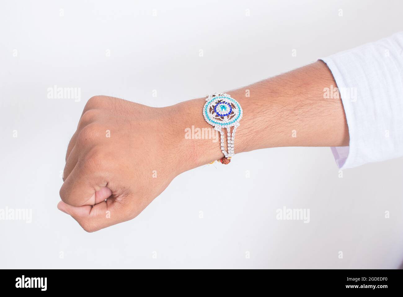 Handgetragend schönes blaues Rautendesign rakhi anlässlich von raksha bandhan auf weißem Hintergrund. Indisches Fest, das in Indien gefeiert wird, um zu expre Stockfoto