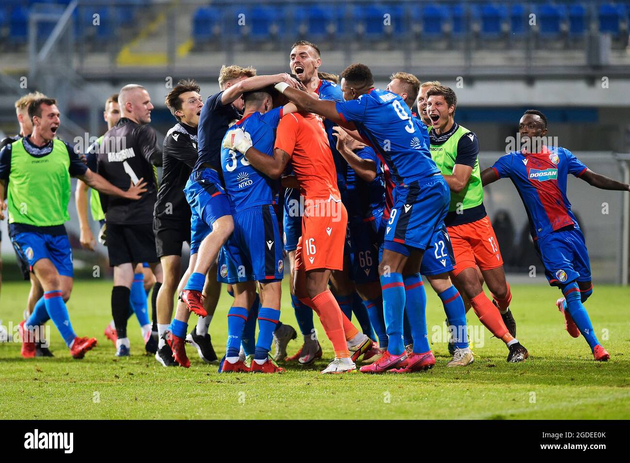 Pilsen, Tschechische Republik. August 2021. Die Spieler von Viktoria Pilsen feiern nach dem 3. Qualifikationsspiel der European Football Conference League am 12. August 202 in Pilsen, Tschechische Republik, Viktoria Pilsen gegen die Neuen Heiligen (TNS). Kredit: Miroslav Chaloupka/CTK Foto/Alamy Live Nachrichten Stockfoto