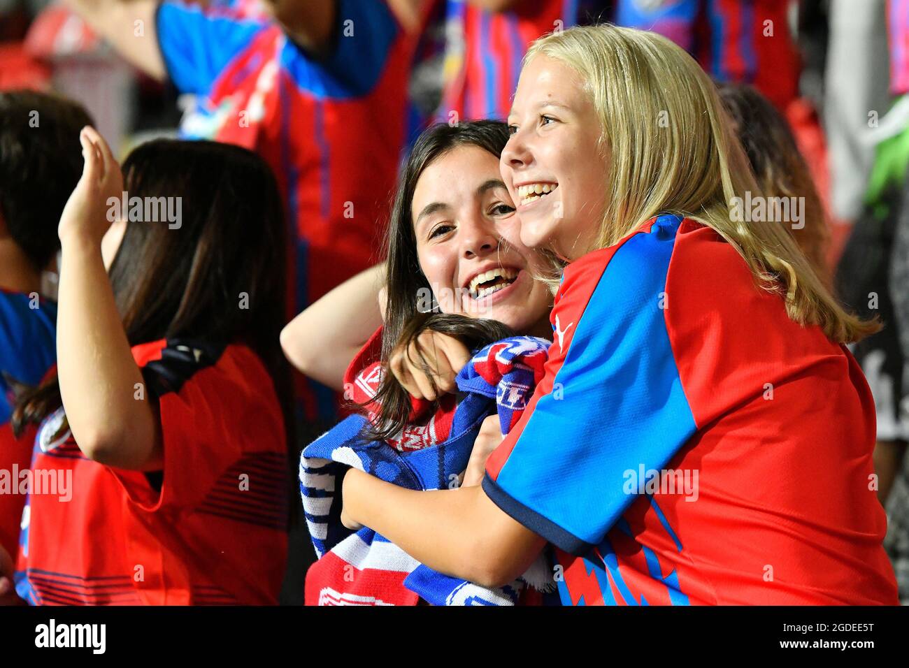 Pilsen, Tschechische Republik. August 2021. Viktoria Pilsen-Fans werden beim Rückspiel der dritten Qualifikationsrunde der European Football Conference League Viktoria Pilsen gegen die Neuen Heiligen (TNS) am 12. August 202 in Pilsen, Tschechien, gesehen. Kredit: Miroslav Chaloupka/CTK Foto/Alamy Live Nachrichten Stockfoto