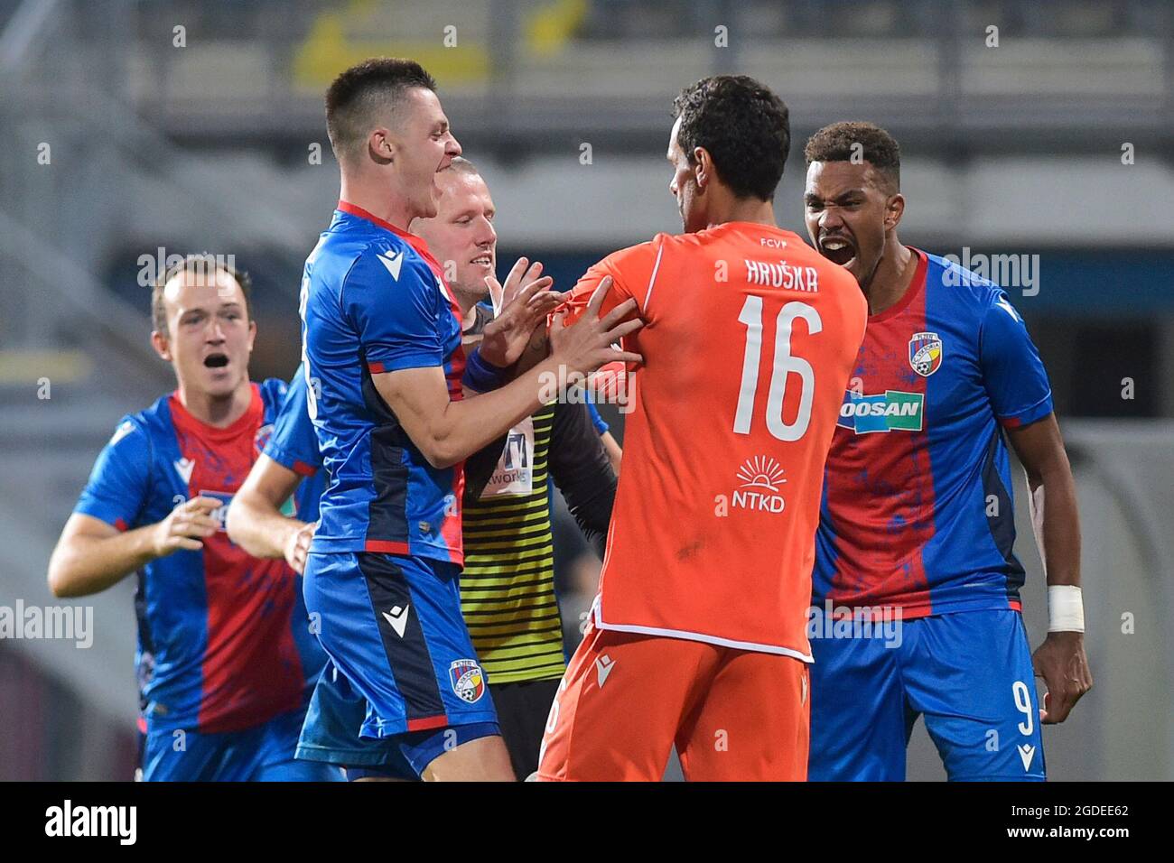 Pilsen, Tschechische Republik. August 2021. Die Spieler von Viktoria Pilsen feiern nach dem 3. Qualifikationsspiel der European Football Conference League am 12. August 202 in Pilsen, Tschechische Republik, Viktoria Pilsen gegen die Neuen Heiligen (TNS). Kredit: Miroslav Chaloupka/CTK Foto/Alamy Live Nachrichten Stockfoto