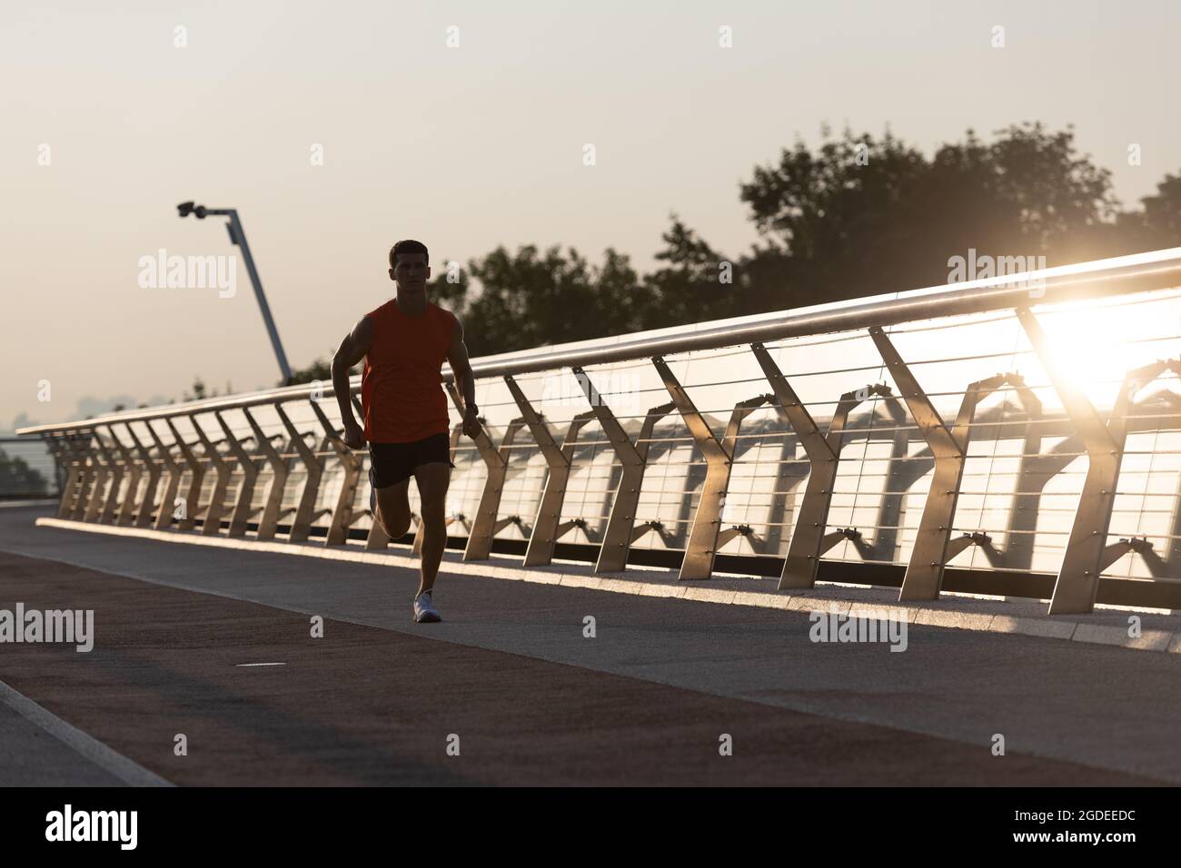 Athletic fit man Runner laufen am Abend auf der Promenade, laufen Stockfoto