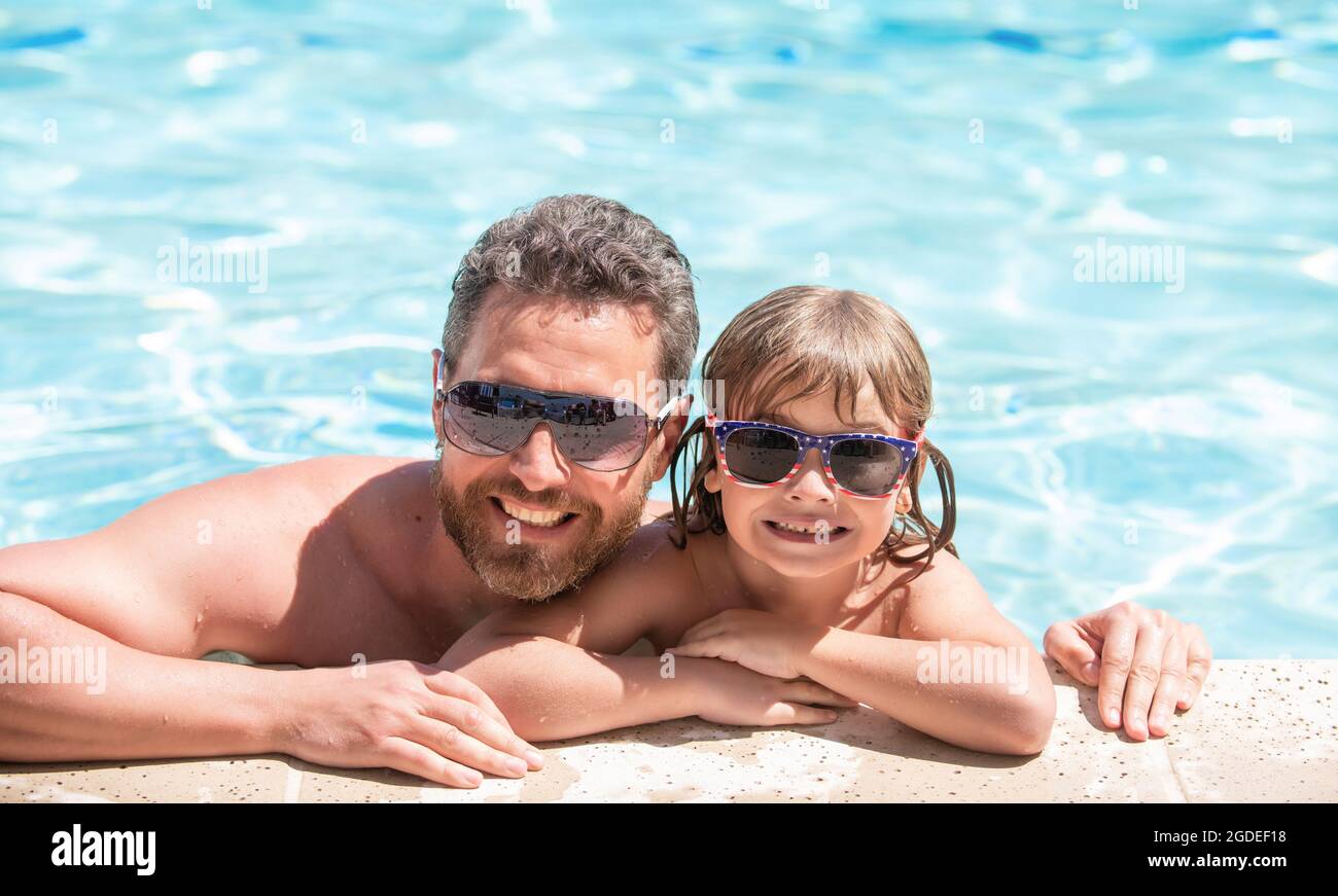 Glückliche Familie von Vater und kleinen Jungen Spaß im Sommer Schwimmbad, Familie Stockfoto