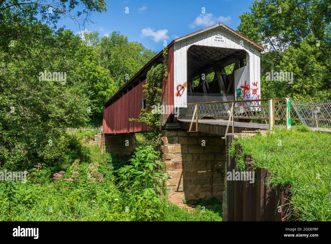 Washington County, Ohio, USA-Aug 2, 2021: Die historische Hills Covered Bridge (alias Hildreth Covered Bridge oder Lafaber's Mill Bridge) wurde um 1878 Uhr erbaut Stockfoto