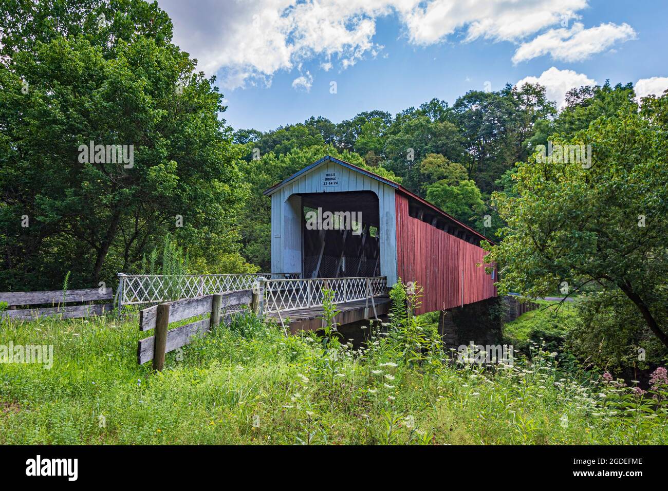 Washington County, Ohio, USA-Aug 2, 2021: Hügel überdachte Brücke (aka Hildreth überdachte Brücke oder Lafaber's Mill Bridge) erbaut um 1878 über dem Littl Stockfoto