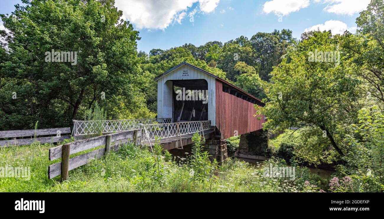 Washington County, Ohio, USA-Aug 2, 2021: Die historische Hills Covered Bridge (alias Hildreth Covered Bridge oder Lafaber's Mill Bridge) wurde um 1878 Uhr erbaut Stockfoto