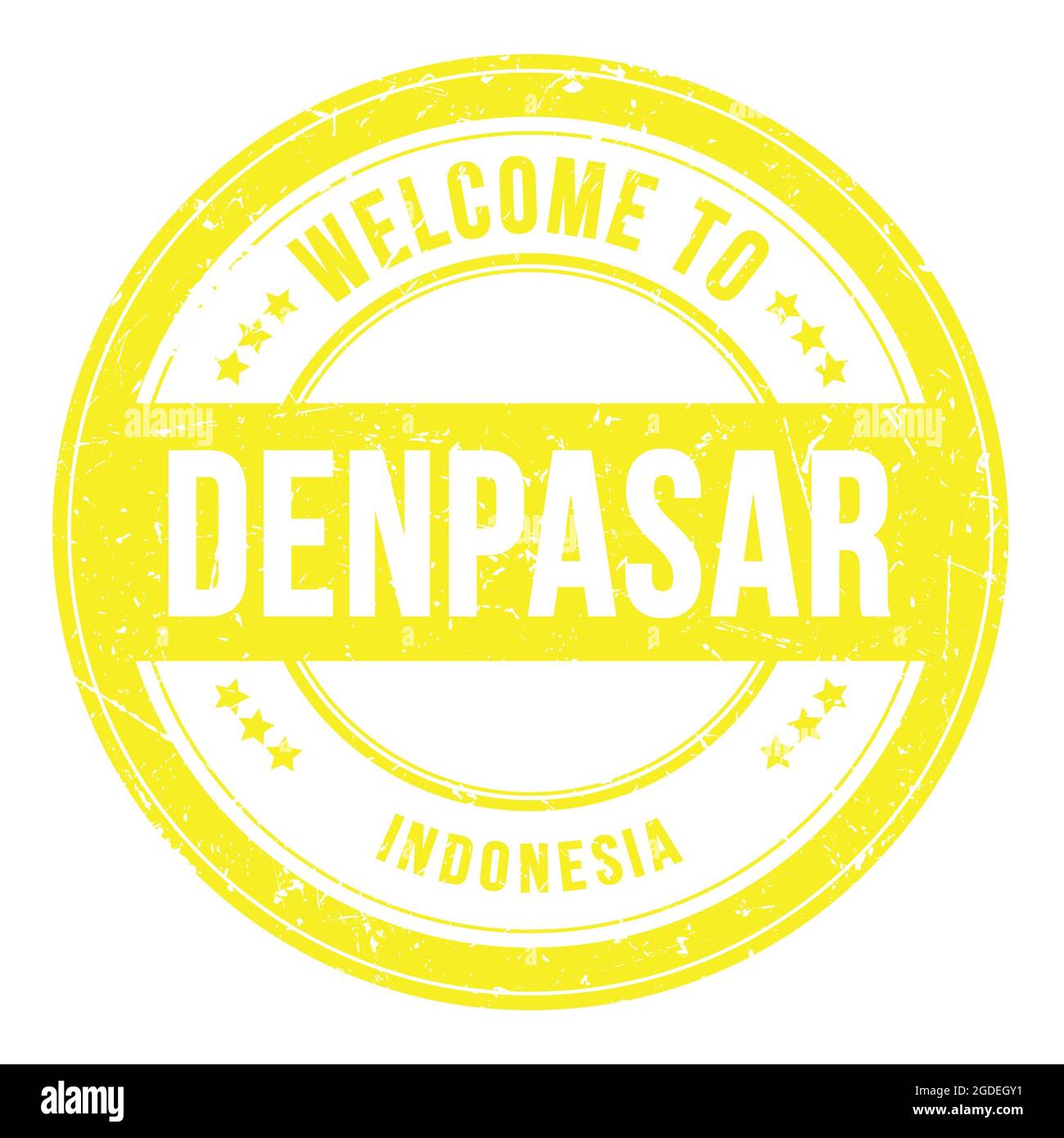 WILLKOMMEN IN DENPASAR - INDONESIEN, Worte geschrieben auf gelber runder Münzmarke Stockfoto