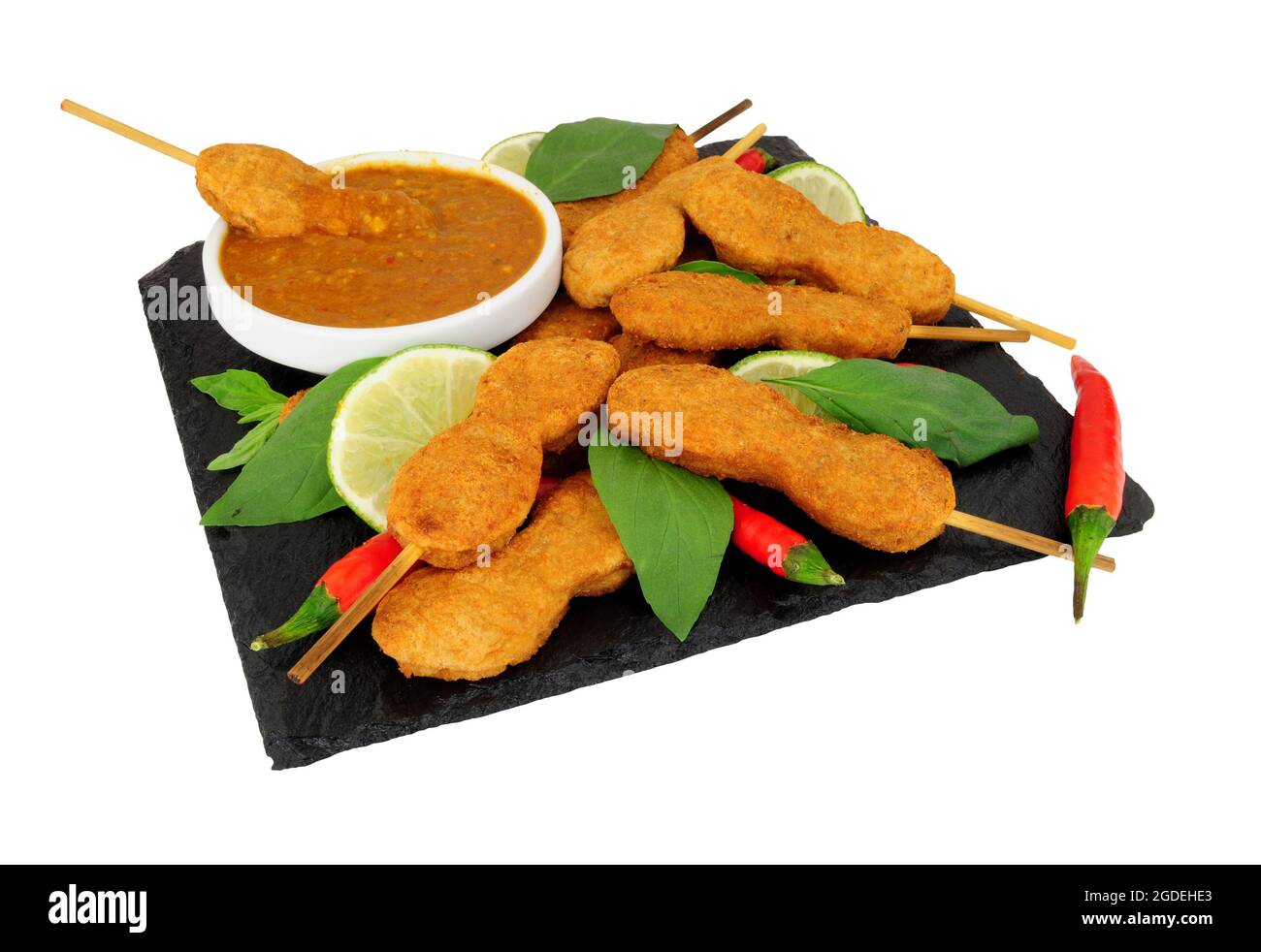 Hähnchen-Satay-Spieße mit Erdnussdippsauce auf einem Schieferbrett Stockfoto