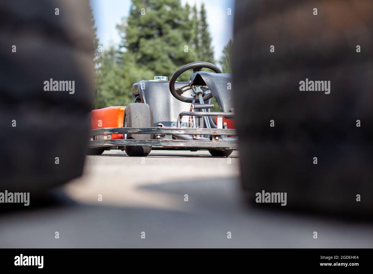 Ein Gokart-Auto steht auf der Autobahn und wartet auf den Fahrer