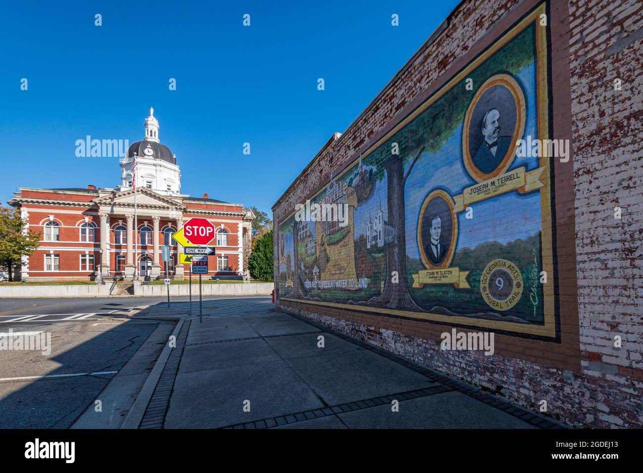 Greenville, Georgia, USA-Nov 14, 2020: Wandbild der Stadt Greenville mit dem Meriweather County Courthouse im Hintergrund mit einem hellblauen sk Stockfoto