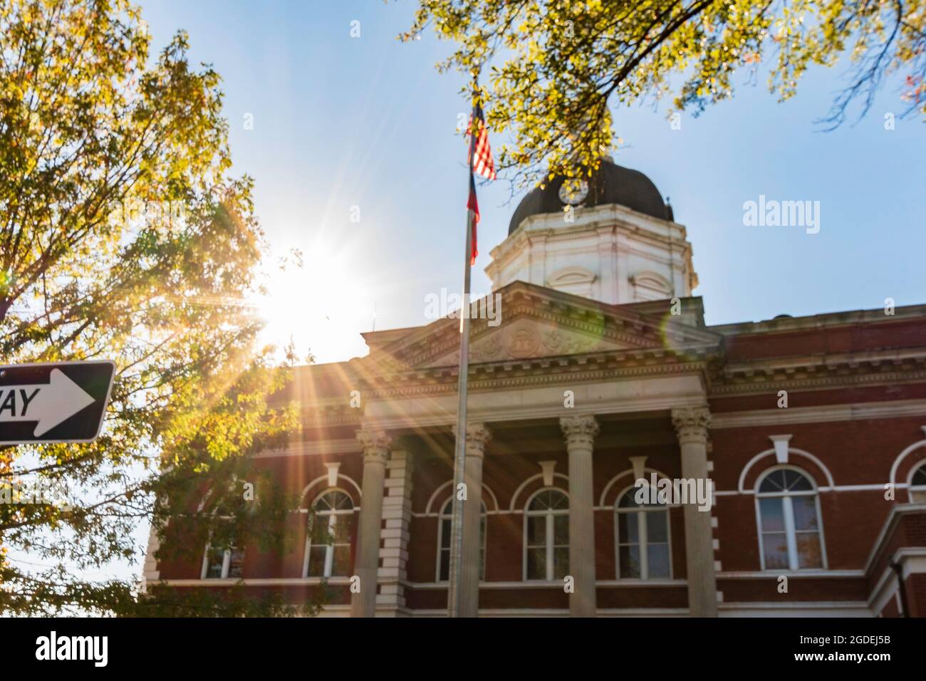 Greenville, Georgia, USA-Nov 14, 2020: Künstlerischer Winkel des historischen Meriweather County Courthouse erbaut 1903-1904 mit einem Sonneneinbruch. Stockfoto