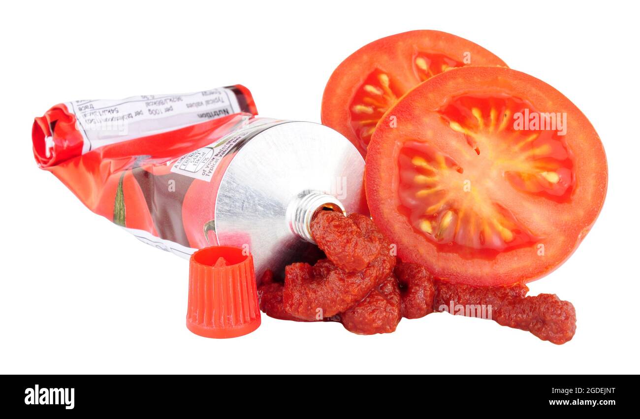 Röhrchen mit konzentriertem Tomatenpüree isoliert auf weißem Hintergrund Stockfoto