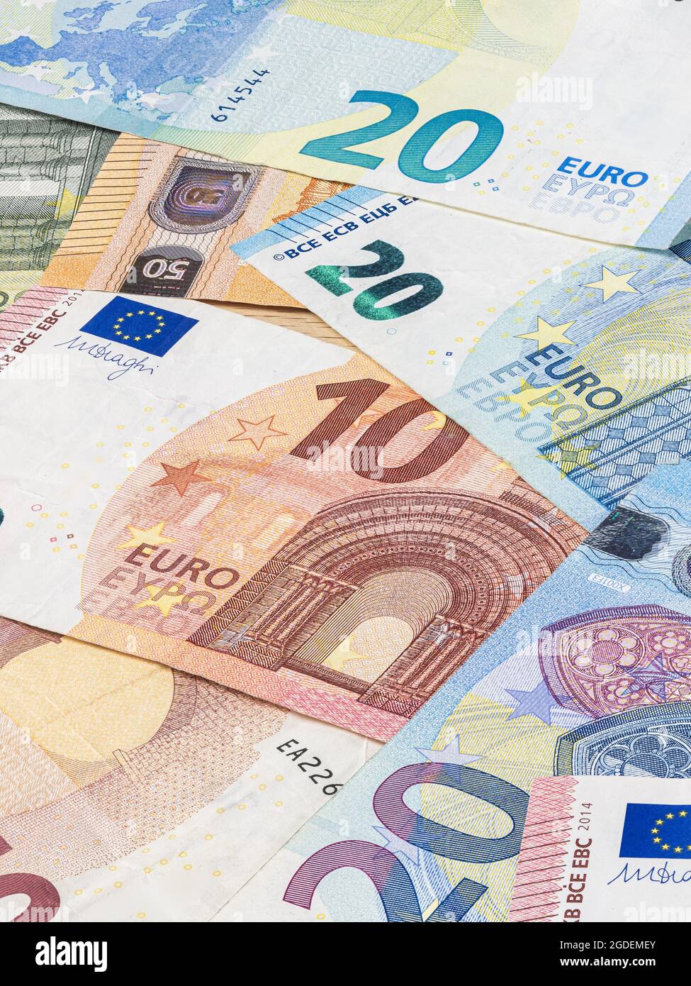 Haufen Euro-Banknoten. Viele Euro-Scheine liegen übereinander. Geldhaufen der Europäischen Union. Währung des vereinigten Europas. Barguthaben von Stockfoto