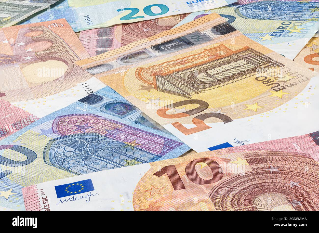 Haufen Euro-Banknoten. Viele Euro-Scheine liegen übereinander. Ein Haufen Geld der Europäischen Union. Währung des vereinigten Europas. Barguthaben von Stockfoto