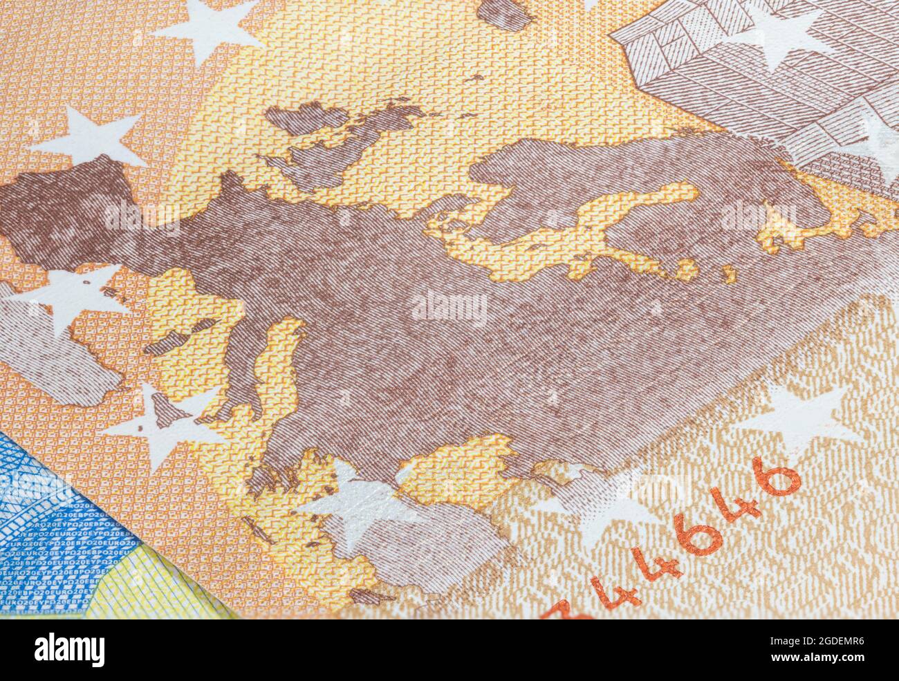 Makroökonomische Nahaufnahme der Designfläche von 50-Euro-Banknoten. Banknoten der Europäischen Union. Hintergrundbild Hintergrund von Geld. Detaillierte Nahaufnahme der Währung. Euro Stockfoto