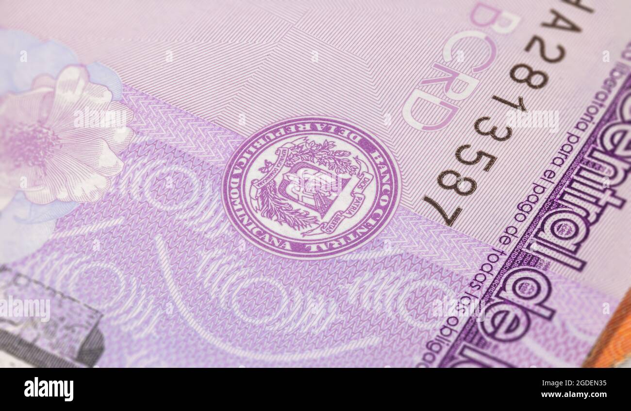 Nahaufnahme von bis zu fünfzig Pesos der Dominikanischen Republik. Papierbanknoten des karibischen Landes. Detailreiche Erfassung des Wappens und der Seriennummernserie Stockfoto