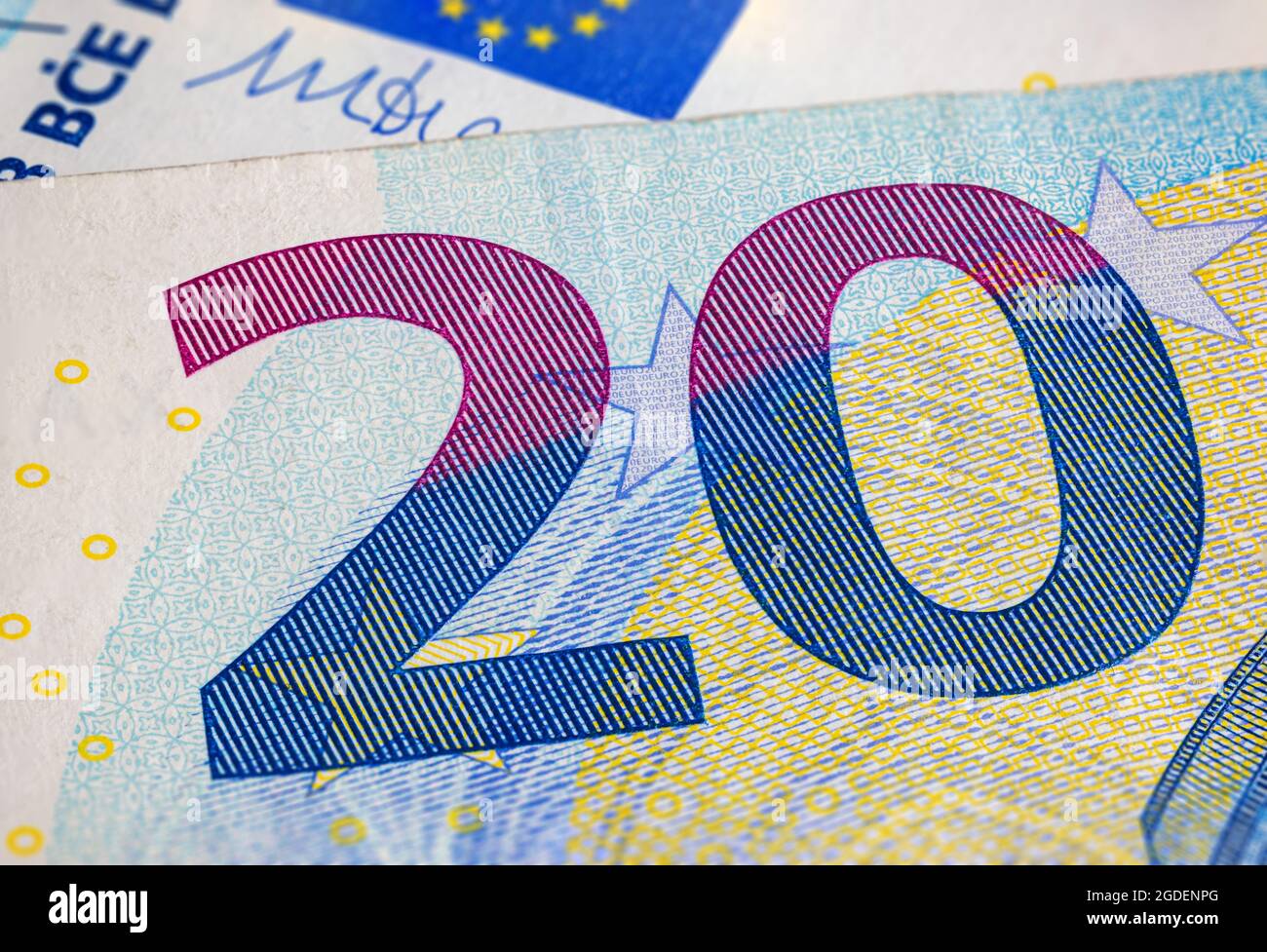 Makro-Fragment von 20-Euro-Banknoten. Nahaufnahme eines Teils der neuen 20-Euro-Note. Geld der Europäischen Union. Europäische Währung. Tiefdruck Stockfoto