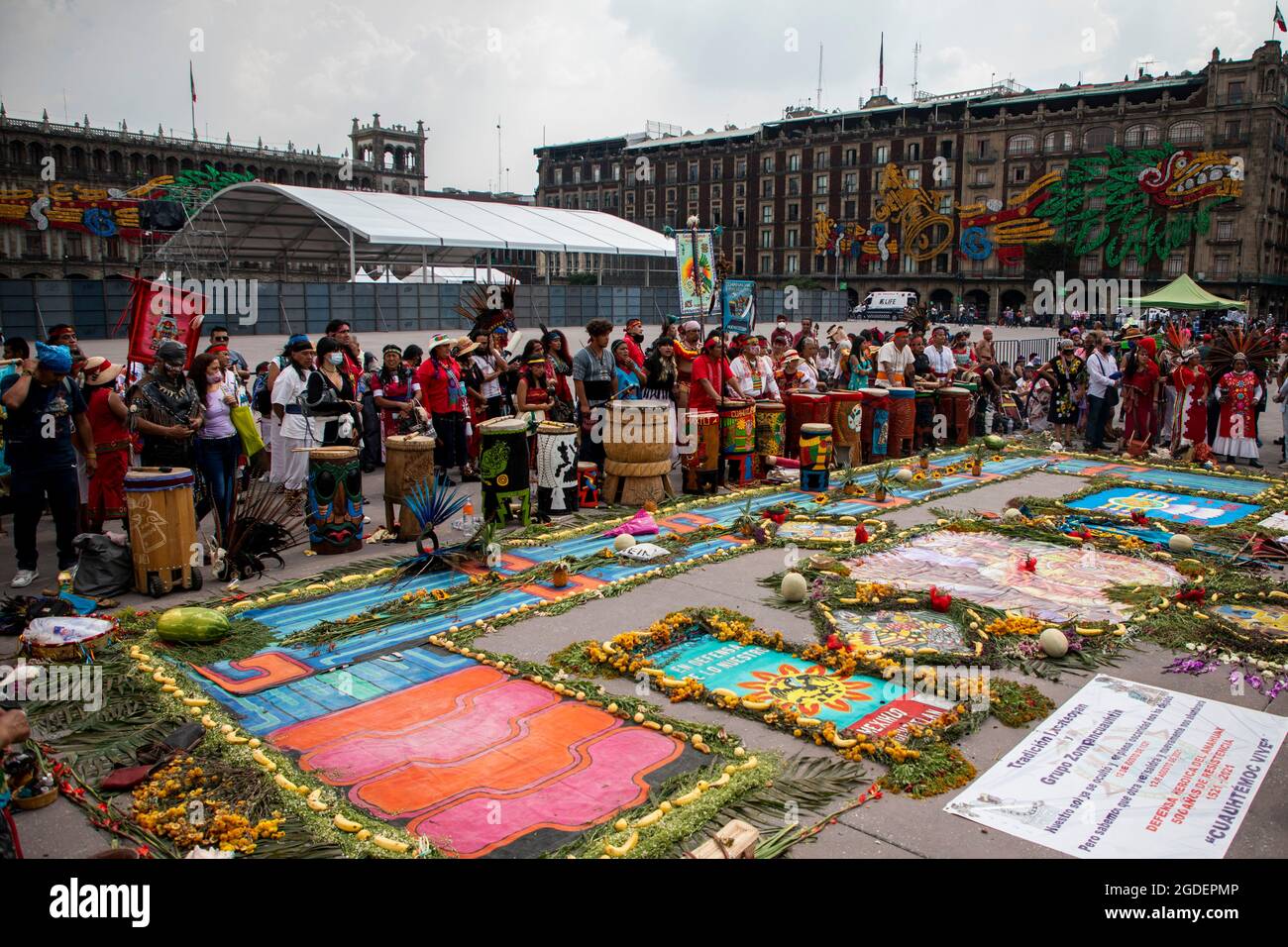 Mexiko Stadt, Mexiko. August 2021. Dutzende von Menschen schlagen Trommeln, während andere während der Feier des Falls von Tenochtitlan tanzen. Im Jahr 2021 wird Mexiko den 500. Jahrestag der Eroberung des Landes der Azteken durch die Spanier begehen. (To dpa: Moctezumas Vermächtnis: Mexiko überarbeitet Eroberung nach 500 Jahren) Credit: Jair Cabrera Torres/dpa/Alamy Live News Stockfoto