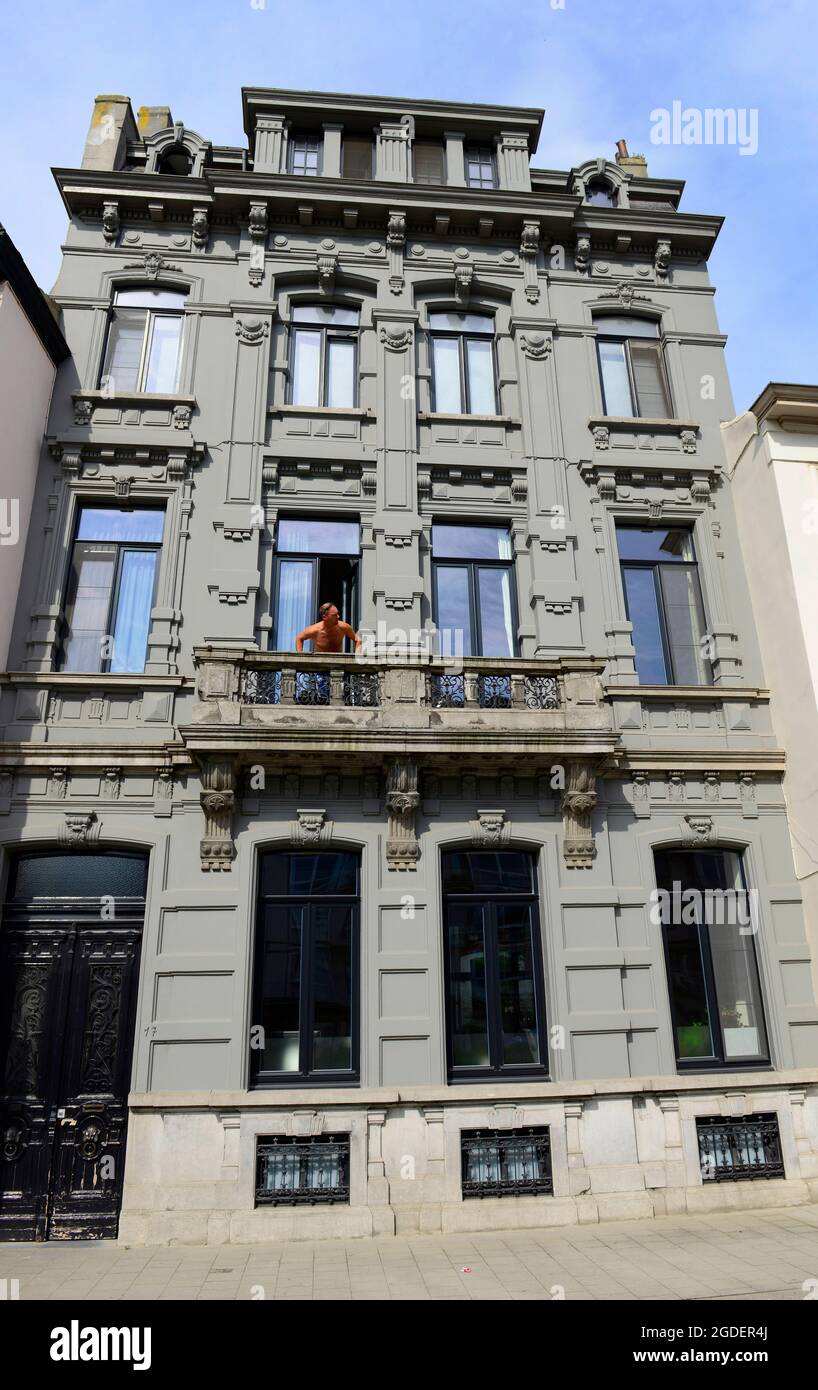 Guten Morgen Gent. Ein belgischer Mann, der aus seinem Fenster schaute. Gent, Belgien. Stockfoto