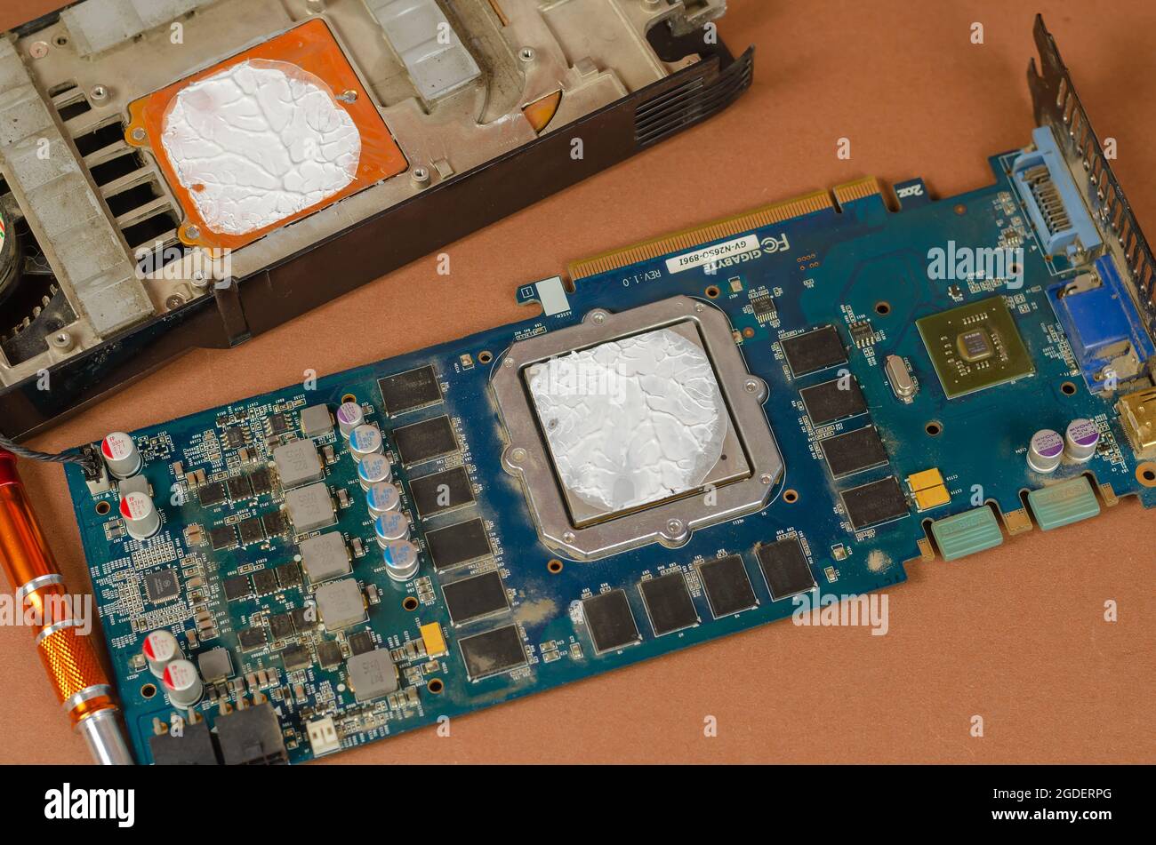 Gigabyte NVIDIA GeForce-Grafikkarte auf braunem Hintergrund. Zerlegte  Computerkomponenten mit neuer Wärmeleitpaste. Reparatur, Wartung von  Umrechnung Stockfotografie - Alamy