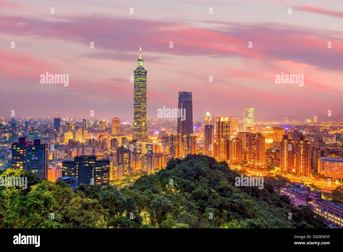 Skyline von Taipei bei Sonnenuntergang in Taiwan Stockfoto