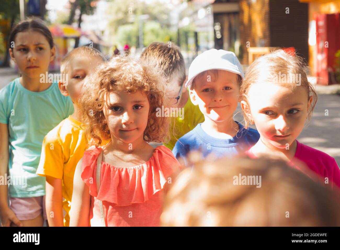 Porträt eines traurigen Mädchens im Sommerlager Stockfoto