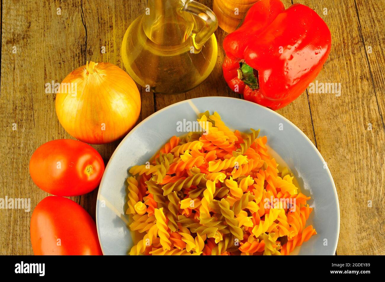 Pasta auf dem Teller, bereit, italienische Speisen zu kochen Stockfoto