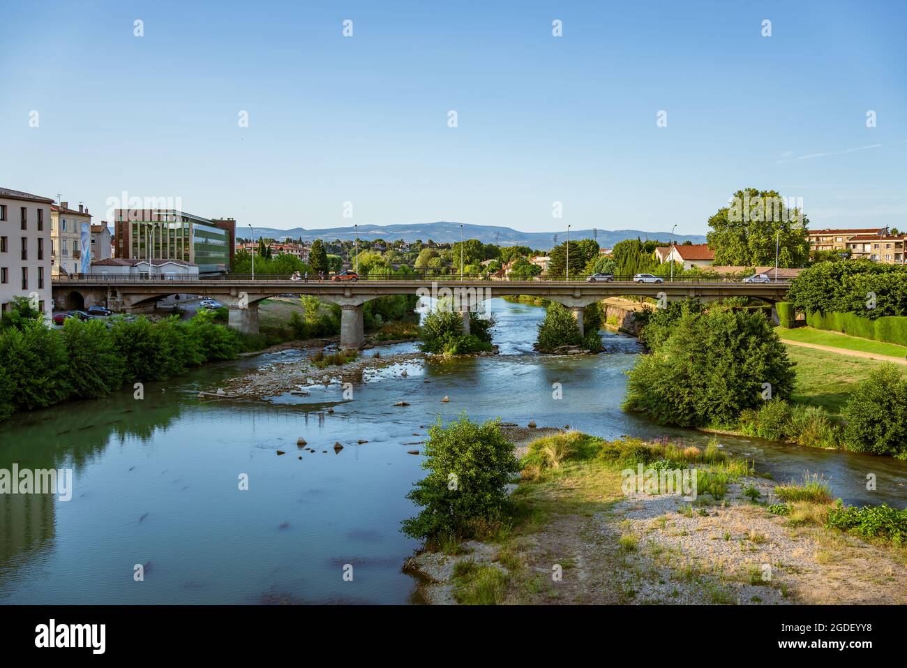 Carcassonne, Frankreich. Blick auf den Fluss Aude und eine moderne Brücke mit Autos und Fußgängern. Stockfoto