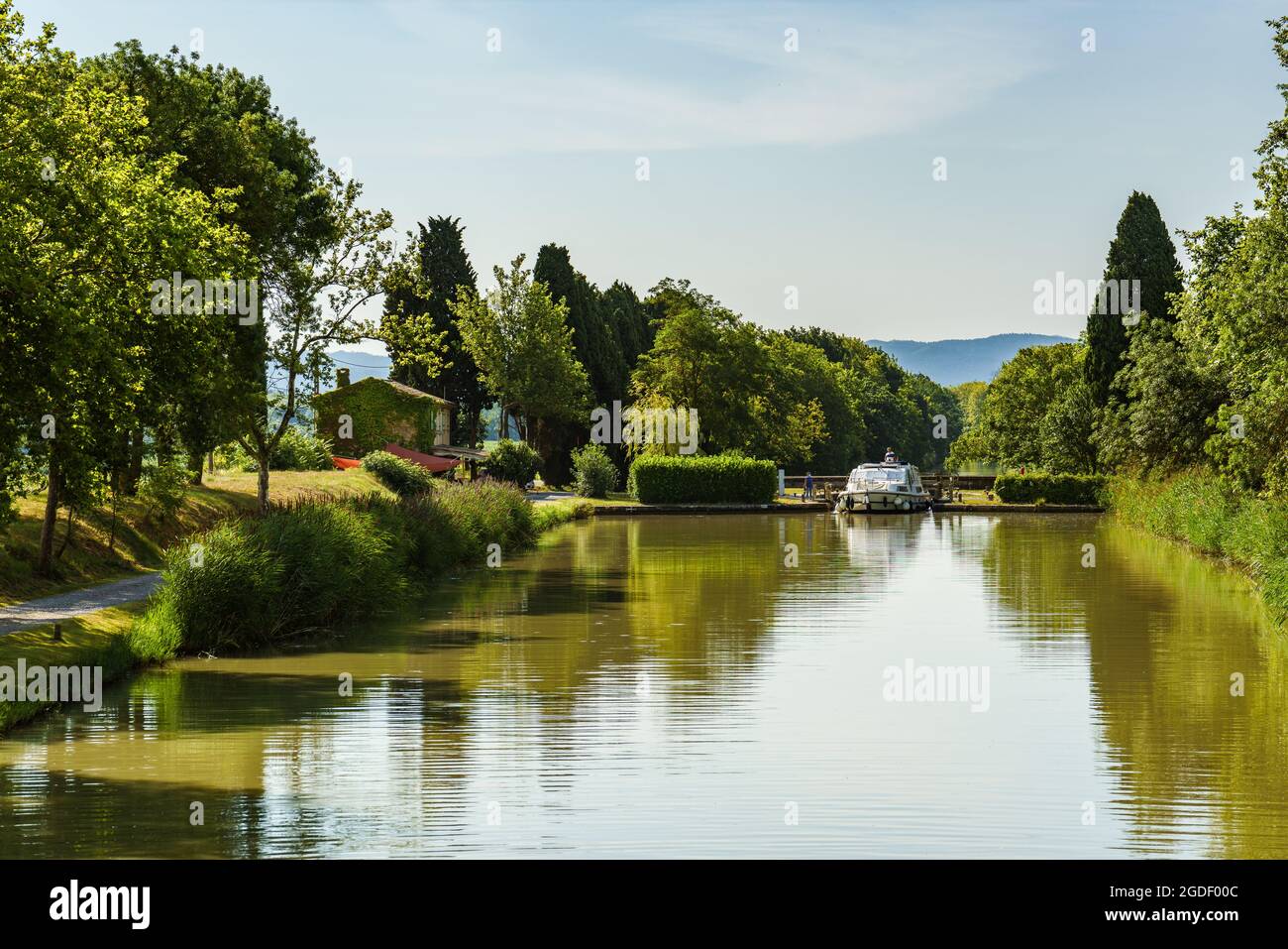 Carcassonne, Frankreich. 3. August 2021. Bootstouren auf dem Canal du Midi. Stockfoto
