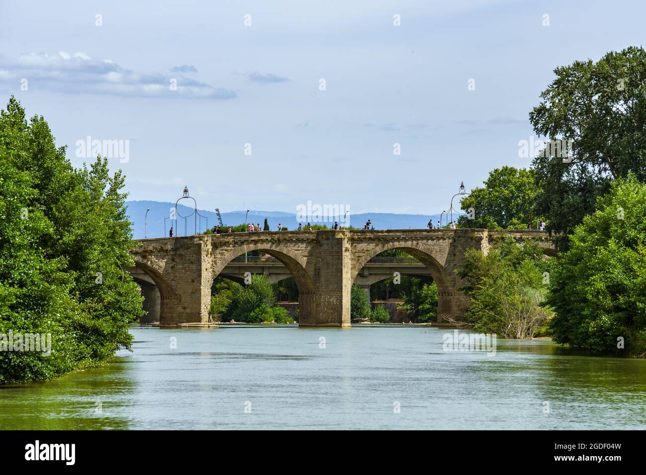 Carcassonne, Frankreich. Pont-Vieux Alte Brücke aus dem XIV. Jahrhundert erstreckt sich über den Fluss Aude in der französischen Stadt Carcassonne. Stockfoto