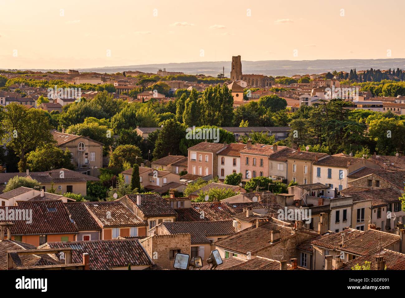 Panoramablick auf die Ville Basse de Carcassonne in Frankreich. Stockfoto