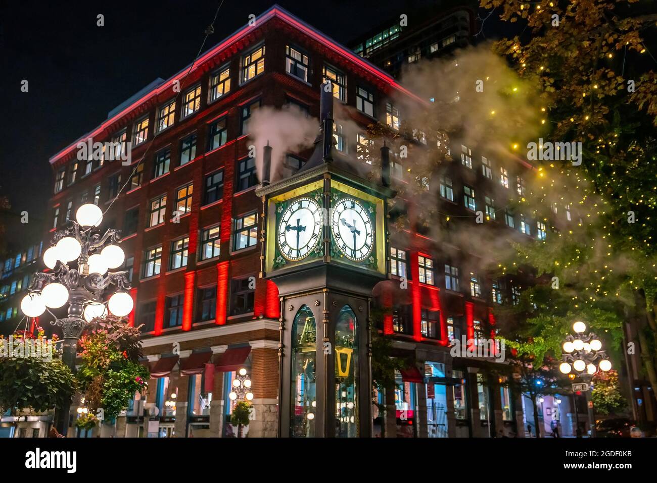 Alte Dampfuhr im historischen Gastown-Viertel von Vancouver bei Nacht in Kanada Stockfoto