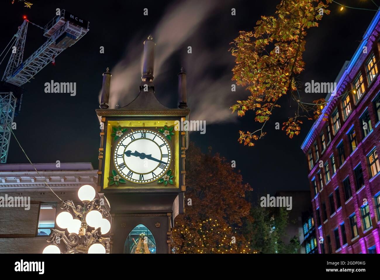 Alte Dampfuhr im historischen Gastown-Viertel von Vancouver bei Nacht in Kanada Stockfoto