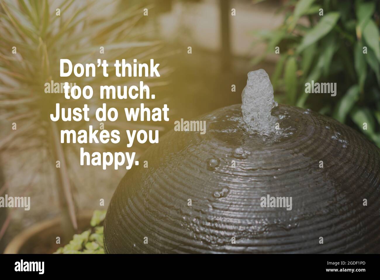 Motivierende und inspirierende Zitate – Denken Sie nicht zu viel darüber nach. Tun Sie einfach, was Sie glücklich macht. Stockfoto