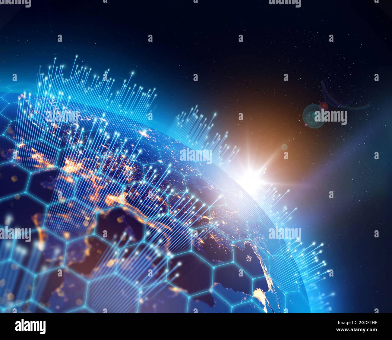 Die Wachstumssäulen der Planet Erde, der Stadtlichter und der digitalen binären Datennetzwerke weltweit. Einige Elemente des Bildes, die von der NASA eingerichtet wurden. Stockfoto