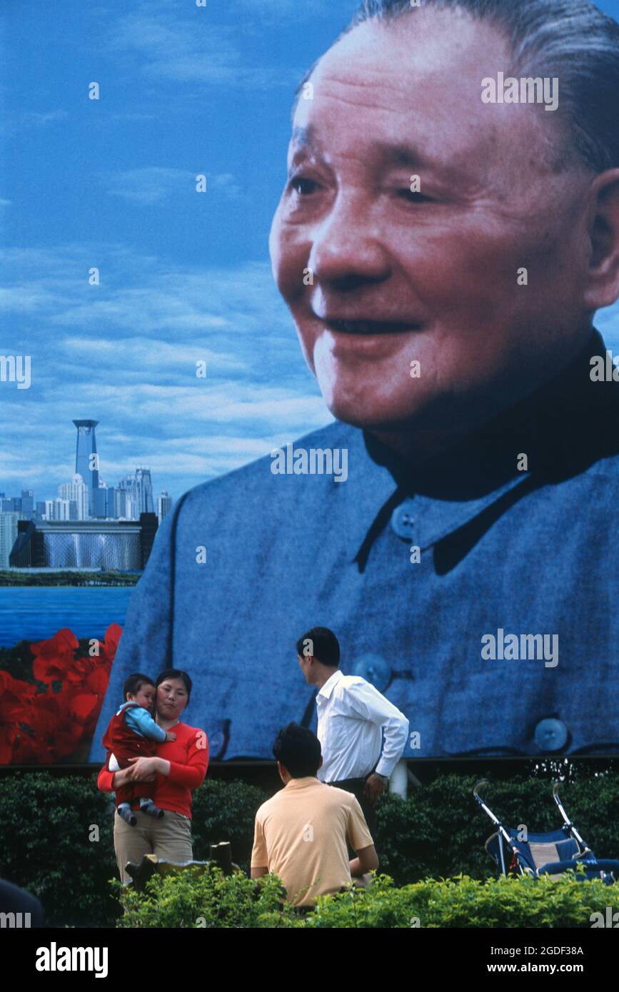Riesenposter von Deng Xiaoping Gründer der Sonderwirtschaftszone in China in Shenzhen 12. April 2005 Stockfoto