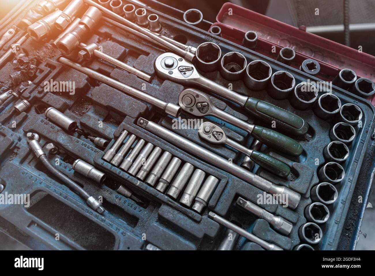Über Ansicht der verwendeten fettigen alten schmutzigen Auto Reparatur Mechaniker Hand-Tool-Set-Kit Fahrzeug-Reparatur und maintencae Service. Hardware-Toolkit mit vielen verschiedenen Stockfoto