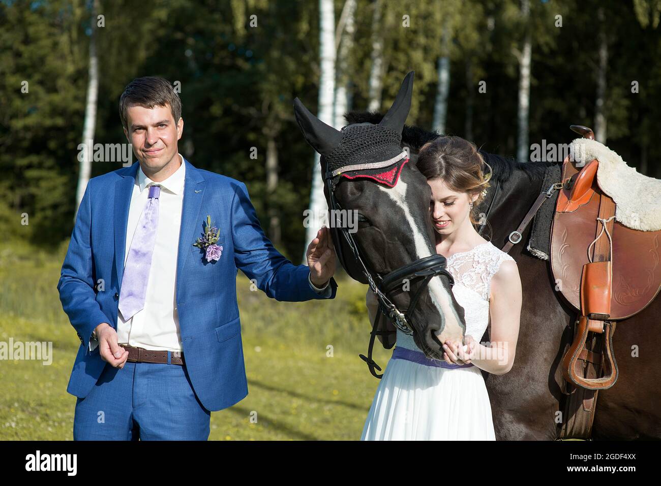 Frisch verheiratetes Paar stehen mit schönen großen Pferd auf Natur, Sommer sonnigen Tag Stockfoto