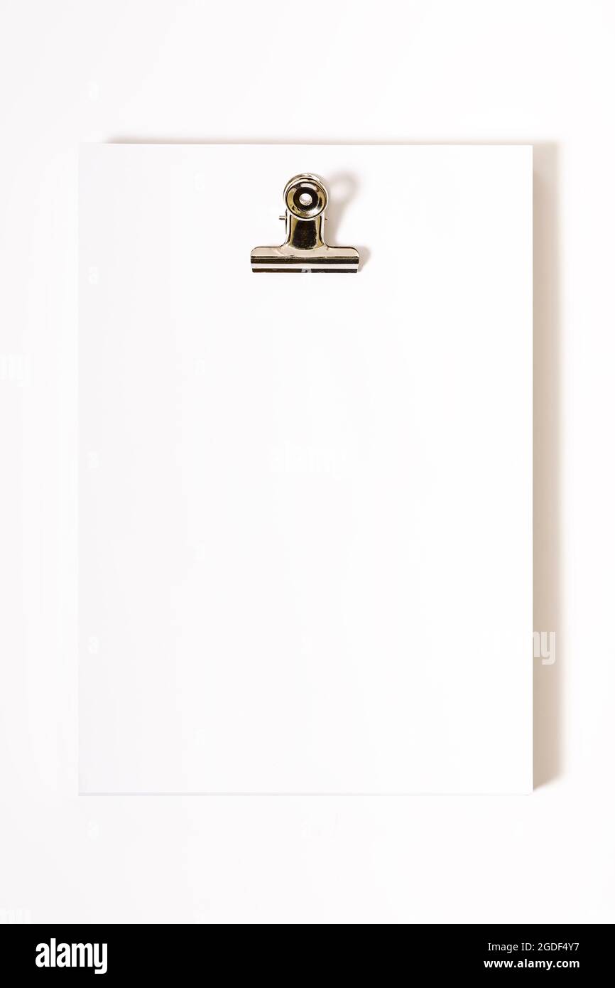 Studiofotografie eines Pakets von Papierblättern auf einem Aktenschrank.Originalfoto, um Werbetexte auf weißen Hintergrund zu setzen.das Foto wurde i aufgenommen Stockfoto