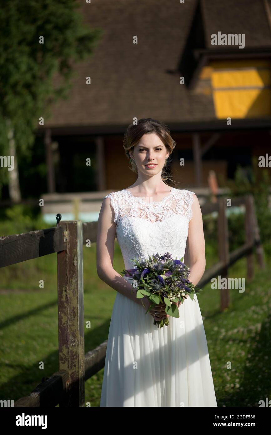 Braut hält einen Blumenstrauß in einem rustikalen Stil, Hochzeitsstrauß. Weichfokus Stockfoto