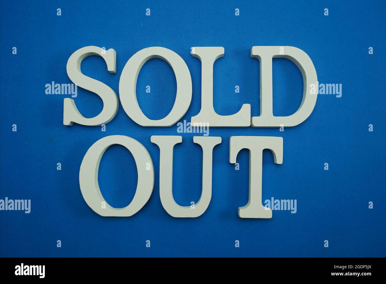 Ausverkaufte Buchstaben auf blauem Hintergrund Stockfoto