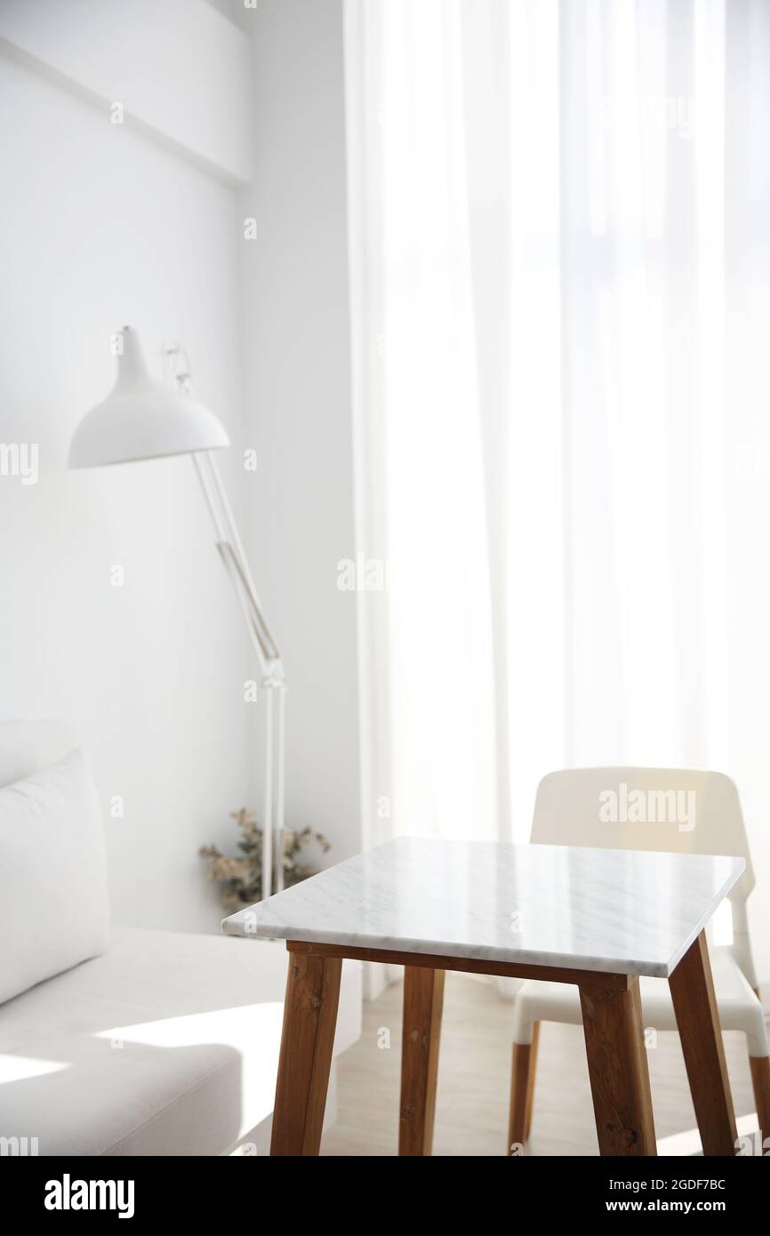 Tisch und Stuhl mit weißer Lampe Stockfoto