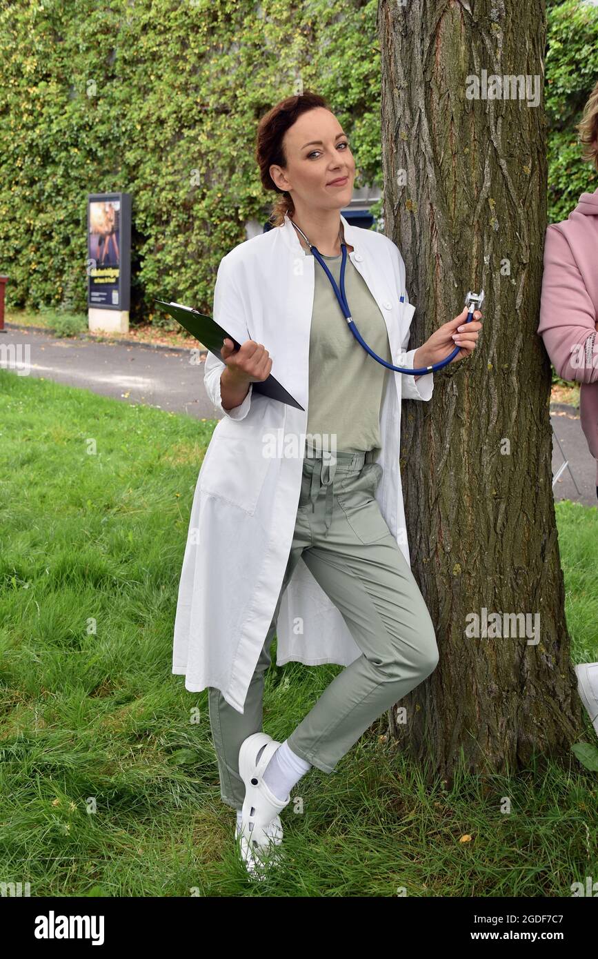 Köln, Deutschland. August 2021. Die Schauspielerin und Sängerin Jasmin Wagner ( auch bekannt als Blümchen ) posiert in einem Arztmantel. Sie wird ab 14.10.2021 als Ärztin Dr. Ines Bandura in der RTL-Serie "alles was zählt" neben dem Schauspieler Christopher Kohn (Rolle als Dr. Finn Albrecht) zu sehen sein. Quelle: Horst Galuschka/dpa/Alamy Live News Stockfoto