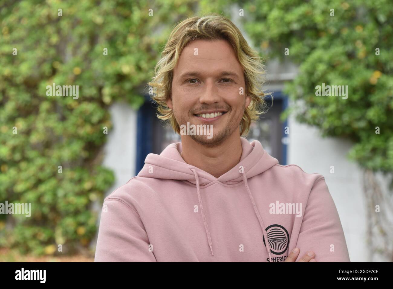 Köln, Deutschland. August 2021. Der Schauspieler Christopher Kohn in der Rolle des Dr. Finn Albrecht in der RTL-Serie 'alles was zählt'. Quelle: Horst Galuschka/dpa/Alamy Live News Stockfoto