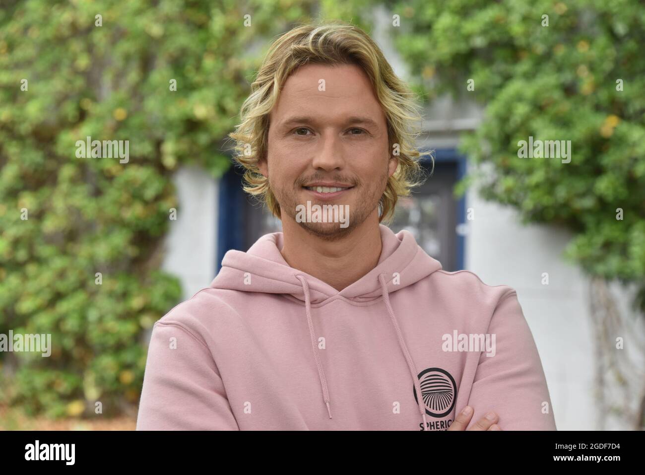 Köln, Deutschland. August 2021. Der Schauspieler Christopher Kohn in der Rolle des Dr. Finn Albrecht in der RTL-Serie 'alles was zählt'. Quelle: Horst Galuschka/dpa/Alamy Live News Stockfoto