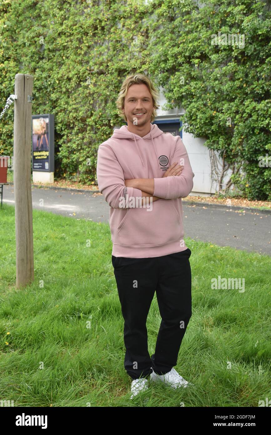 Köln, Deutschland. August 2021. Der Schauspieler Christopher Kohn in der Rolle des Dr. Finn Albrecht in der RTL-Serie 'alles was zählt'. Quelle: Horst Galuschka/dpa/Alamy Live News Stockfoto
