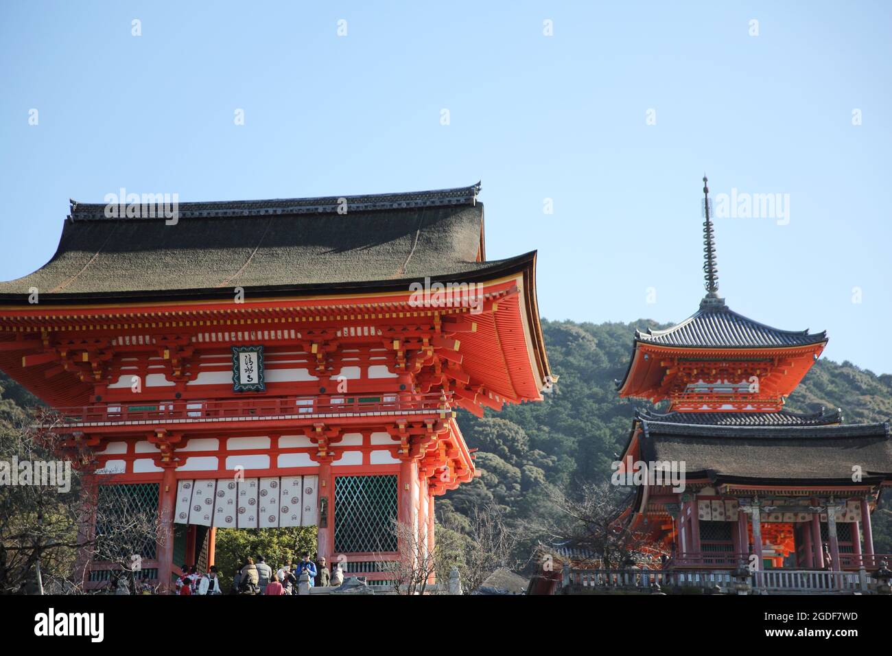 KYOTO - Dezember 31: Touristen besuchen den Kiyomizu-Tempel am 31,2016. Dezember in Kyoto, Japan. Stockfoto